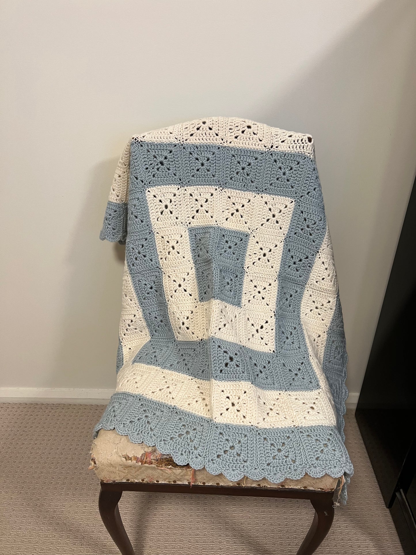 Mint and cream granny square knee blanket